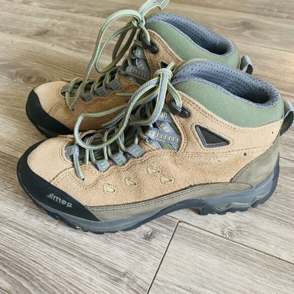 Mountain Equipment Coop MEC Shoes - Mountain Equipment Coop MEC Women’s Chic Choc Hiking Boots Size 6 Used Once